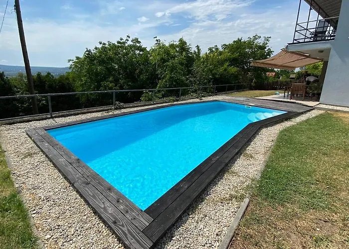 Ravenswood Apartment *